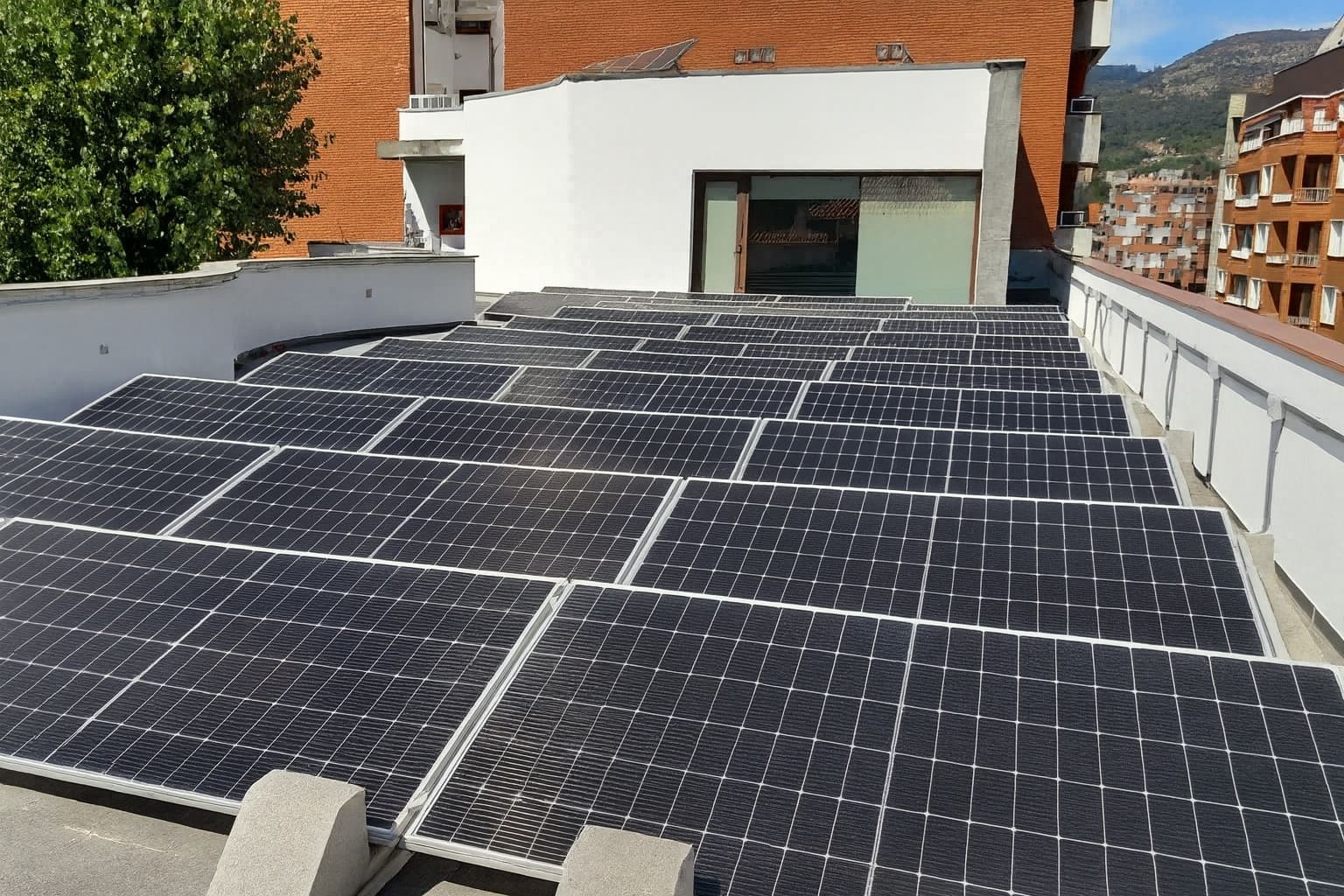 nstalación fotovoltaica en cubierta industrial para reducción de costes energéticos
