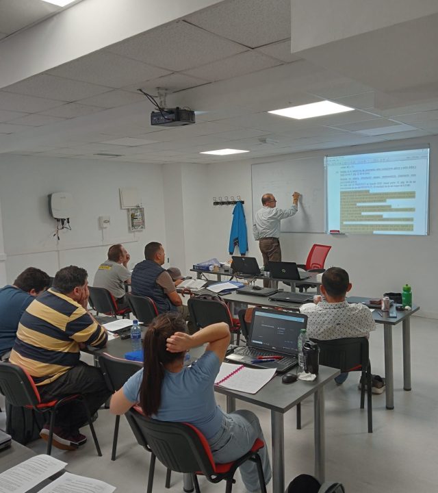 Aula de formación profesional en instalaciones frigoríficas con alumnos aprendiendo sobre sistemas de refrigeración y climatización.